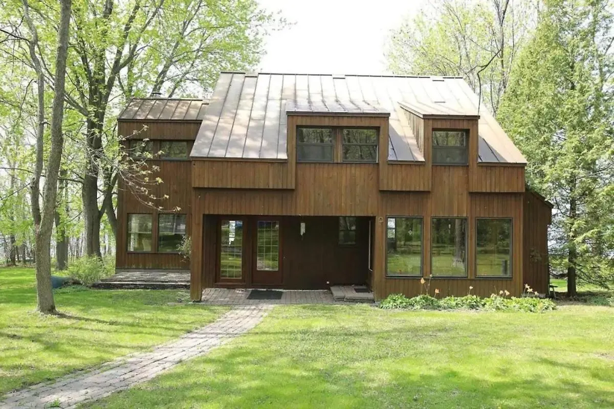 Lakefront Chalet In 몬트리올