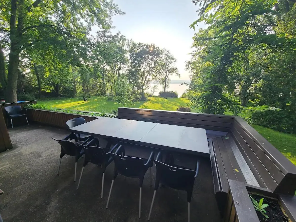 Lakefront Chalet In 몬트리올